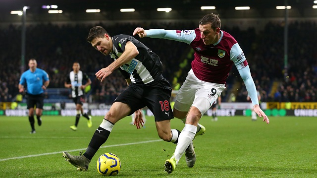 BURNLEY, ENGLAND - DECEMBER 14: Federico Fernandez of Newcastle United battles for possession with Chris Wood of Burnley during the Premier League match between Burnley FC and Newcastle United at Turf Moor on December 14, 2019 in Burnley, United Kingdom. (Photo by Alex Livesey/Getty Images)