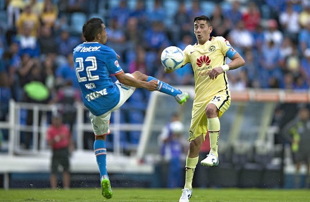 Action photo during the match Cruz Azul vs America, Corresponding a 7st round of the Apertura 2015 Liga Bancomer MX at Blue Stadium, in the photo: (l-r) Rafael Baca of Cruz Azul and Rubens Sambueza of America Foto de accion durante el partido Cruz Azul vs America, correspondiente a la Jornada 7 del Torneo Apertura 2015 de la Liga Bancomer MX, en el Estadio Azul , en la foto: (i-d), Rafael Baca de Cruz Azul y Rubens Sambueza de America 29/08/2015/MEXSPORT/Javier Ramirez.