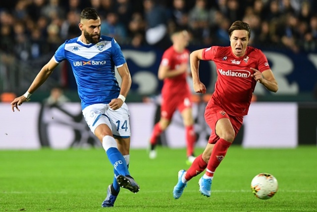 Brescia’s Venezuelan defender Jhon Chancellor (L) passes the ball past Fiorentina’s Italian forward Federico Chiesa during the Italian Serie A football match Brescia vs Fiorentina on October 21, 2019 at the Mario-Rigamonti stadium in Brescia. (Photo by Miguel MEDINA / AFP) (Photo by MIGUEL MEDINA/AFP via Getty Images)