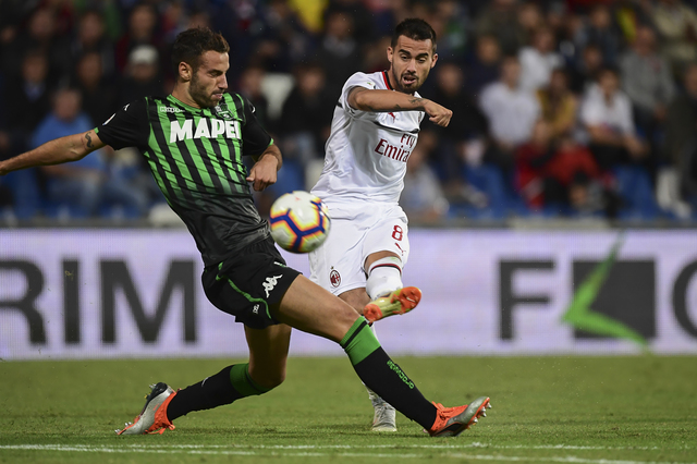AC Milan’s Spanish forward Suso (R) shoots to score his team’s second goal during the Italian Serie A football match Sassuolo vs AC Milan on September 30, 2018 at the Mapei stadium in Reggio Emilia. (Photo by Miguel MEDINA / AFP) (Photo credit should read MIGUEL MEDINA/AFP/Getty Images)