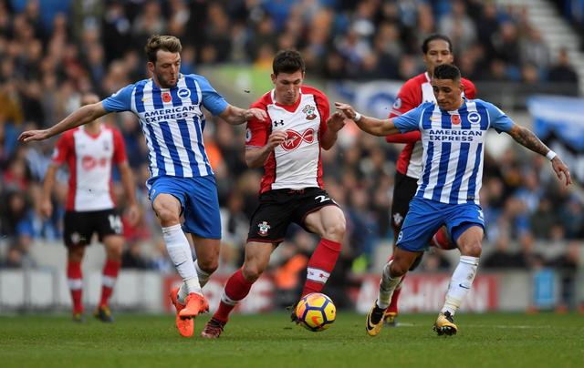 Soccer Football - Premier League - Brighton & Hove Albion vs Southampton - The American Express Community Stadium, Brighton, Britain - October 29, 2017 Southampton’s Pierre-Emile Hojbjerg in action with Brighton’s Dale Stephens and Anthony Knockaert Action Images via Reuters/Tony O’Brien