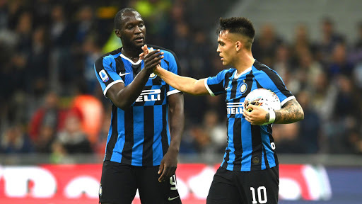 MILAN, ITALY - OCTOBER 06: Romelu Lukaku and Lautaro Martinez of FC Internazionale reacts during the Serie A match between FC Internazionale and Juventus at Stadio Giuseppe Meazza on October 6, 2019 in Milan, Italy. (Photo by Claudio Villa - Inter/Inter via Getty Images)